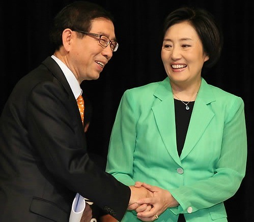 ▲ 민주당 박영선 후보(오른쪽)와 시민사회단체 박원순 후보가 30일 서울시 마포구 상암동 한국콘텐츠진흥원 스튜디오에서 열린 범야권 서울시장 후보 TV토론회에 앞서 인사하고 있다. ⓒ연합뉴스