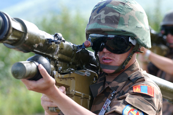 ▲ 몽골군이 스트렐라 지대공 미사일(SA-7 그레일)로 훈련 중이다.