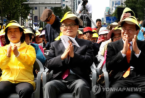 ▲ 민주당 박지원 전 원내대표가 2일 광주 동구 충장로 일대에서 열린 '제8회 충장축제'에 참석해 공연을 관람하며 박수를 치고 있다. ⓒ연합뉴스