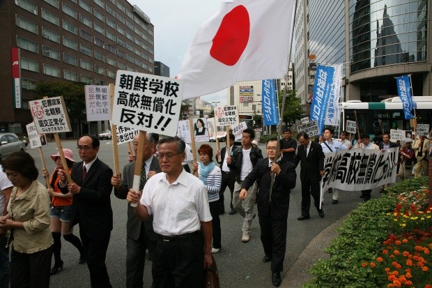 ▲ 북한에 대한 일본 정부의 경제 제재를 촉구하는 플랜카드를 든 시위대들이 후쿠오카 시내  중심부인 천진(天神)역 거리를 지나고 있다.  ⓒ 이오봉 기자