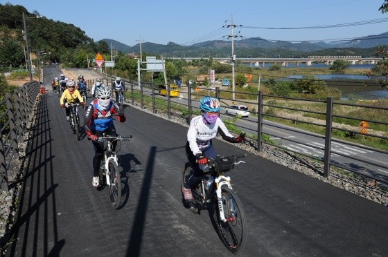 ▲ 남한강 1공구 팔당에서 양평까지 옛 중앙선 철로(26.82Km)가 자전거길로 조성된다. 라이더들과 산책나온 시민들은 팔당댐이 내려다 보이는 자전거길과 산책로를 따라 양평까지 낭만적 풍치를 즐길 수 있게된다.ⓒ뉴데일리 이오봉 기자