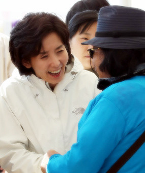 ▲ 한나라당 나경원 서울시장후보가 3일 서울 여의도 둔치공원에서 열린 쪽방촌 가을운동회에서 시민과 인사하고 있다.ⓒ 연합뉴스