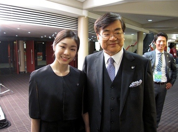 ▲ 아쉽게도 평창올림픽 조직위원장에 선임되진 못했으나 중요한 역할이 기대되는 한진그룹 조양호 회장. 사진은 유치위원장 활동에서 김연아 선수와 같이 다정한 포즈를 취한 장면.ⓒ뉴데일리 편집국