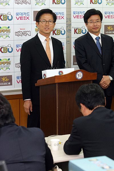 ▲ 김문수 경기지사가 이날 KBO에서 기자간담회를 하고 있다. ⓒ뉴데일리