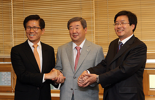 ▲ 4일 한국야구위원회(KBO)를 전격 방문한 김문수 경기도지사가 구본능 KBO총재(가운데), 염태영 수원시장과 기념촬영을 하고 있다. 이날 김 지사는 프로야구 10구단의 수원 유치를 KBO에 강력히 요청했다.ⓒ뉴데일리