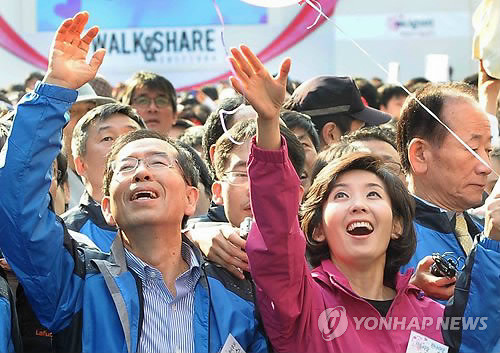 ▲ 한나라당 나경원 서울시장 후보와 범야권 박원순 서울시장 후보가 4일 오후 서울 청계광장에서 열린 희망의 나눔걷기 대회에서 출발에 앞서 풍선을 날리고 있다. ⓒ 연합뉴스