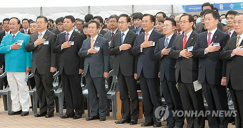 ▲ 이명박 대통령과 박준영 전남지사, 권도엽 국토해양부장관 등 참석자들이 5일 오전 전남 여수시 덕충동 여수엑스포역 광장에서 열린 전라선(익산-여수) 복선전철 개통식에 참석, 국기에 대한 경례를 하고 있다. ⓒ연합뉴스