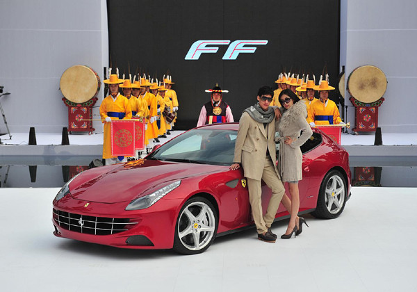 ▲ 페라리가 최초의 4인승 4륜구동 GT카 'FF'를 국내에 선보였다.