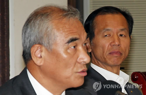 ▲ 민주당 소속 최문순(오른쪽) 강원지사가 4일 서울 중구 한국프레스센터에서 열린 김진선 동계올림픽조직위원장 추대 관련 기자회견에서 불편한 표정을 짓고 있다. ⓒ연합뉴스