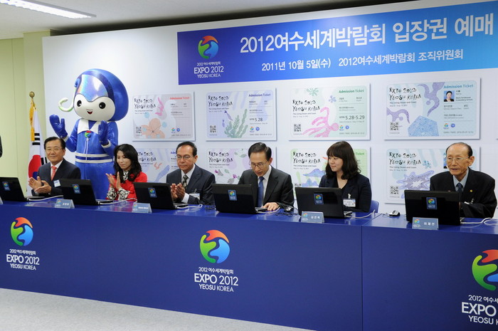 ▲ 이명박 대통령이 5일 전남 여수시 덕충동 여수엑스포 조직위를 방문, 자원봉사자들과 함께 입장권을 예매하고 있다. ⓒ청와대