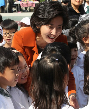 ▲ 한나라당 나경원 서울시장 후보가 5일 오후 서울 명동 한성화교소학교에서 열린 개교 102주년 기념행사에 참석, 화교 어린이들과 인사를 나누고 있다.ⓒ연합뉴스