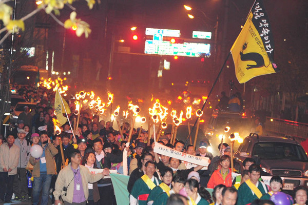 ▲ 2010년 11월 13일 충남지역에서 열린 '민란프로젝트' 행사의 한 장면. 이들은 '쥐잡기' 퍼포먼스를 많이 한다.