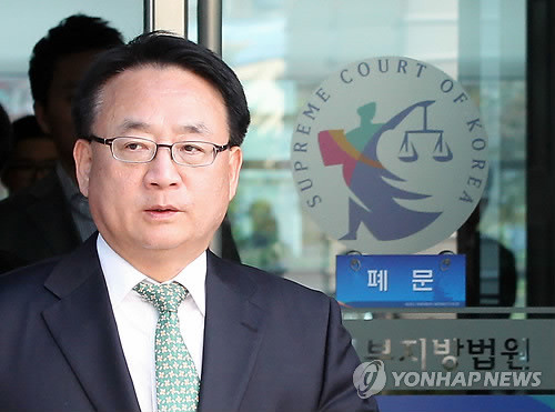 ▲ 민주당 최규식 의원이 5일 서울 도봉구 도봉동 북부지법을 나서고 있다. 이날 최 의원은 정치자금법 위반 혐의로 벌금 500만원을 선고받았다. ⓒ연합뉴스