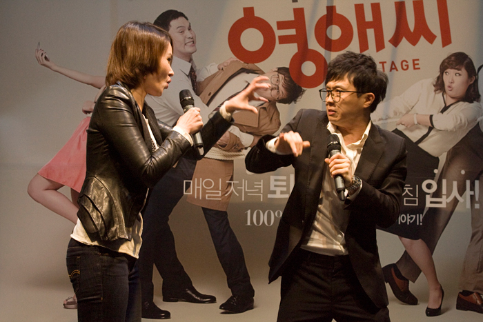 ▲ 뮤지컬 '막돼먹은 영애씨'의 한 장면을 연기 중인 개그맨 박성광(우).  ⓒ 고경수 기자