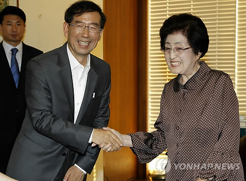 ▲ 10.26 서울시장 보궐선거에 나서는 박원순 야권 단일후보가 5일 오후 서울 마포구 동교동 김대중도서관을 방문해 고(故) 김대중 전 대통령의 부인인 이희호 여사를 만나 이야기를 나누고 있다.ⓒ연합뉴스