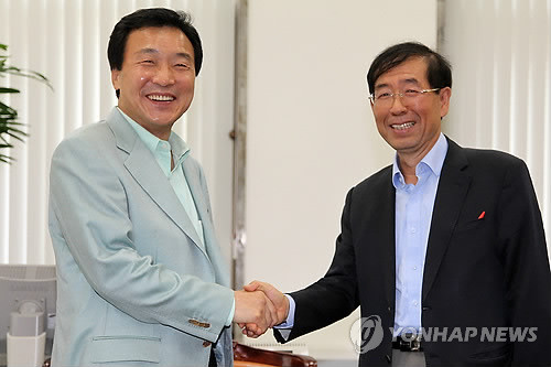 ▲ 10.26 서울시장 재보선 야권 단일후보로 선출된 박원순 후보가 민주당 입당을 하지 않을 것으로 알려졌다. 사진은 악수를 나누는 박 후보와 손학규 민주당 대표 ⓒ 연합뉴스