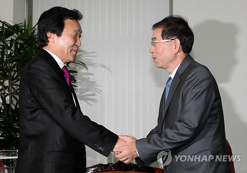 ▲ 민주당 손학규 대표가 6일 국회 대표실을 방문한 박원순 범야권 서울시장후보를 맞이하고 있다. ⓒ 연합뉴스