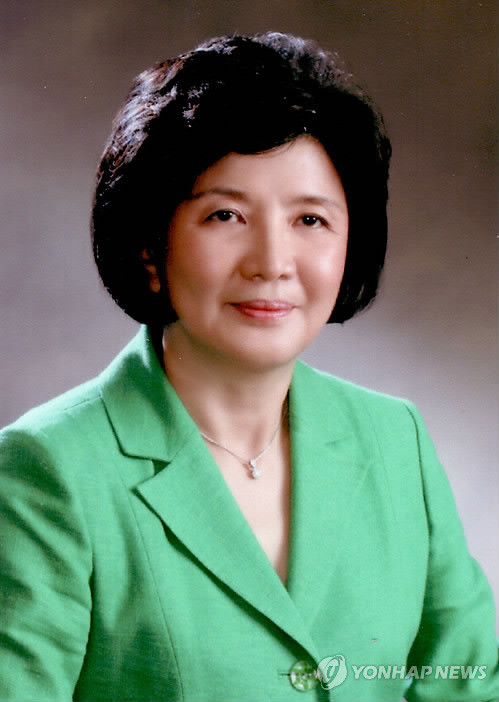 ▲ 한적 새 총재에 유중근 내정‥첫 여성총재(서울=연합뉴스) 6일 대한적십자사 신임 총재로 내정된 유중근 부총재. 지난 1월 한적 부총재로 선임된 유 신임 총재 내정자는 한적 명예총재인 이명박 대통령의 인준을 거쳐 제27대 총재이자 한적 사상 첫 여성 총재로 취임하게 된다.ⓒ