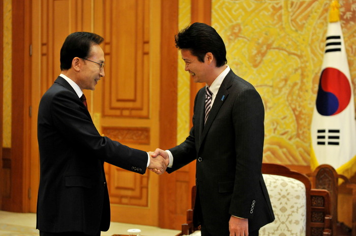 ▲ 이명박 대통령이 6일 청와대에서 겐바 고이치로 일본 외무상의 예방을 받고 악수하고 있다. ⓒ청와대