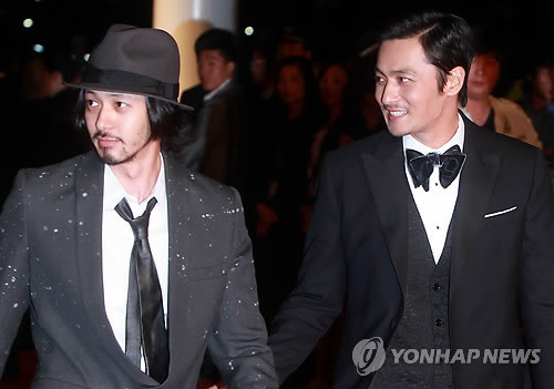 ▲ 日 배우 오다기리조(왼쪽)과 장동건 6일 오후 부산시 해운대구 영화의 전당에서 열린 제16회 부산국제영화제(BIFF) 개막식에 참석해 레드카펫을 밟고 있다.