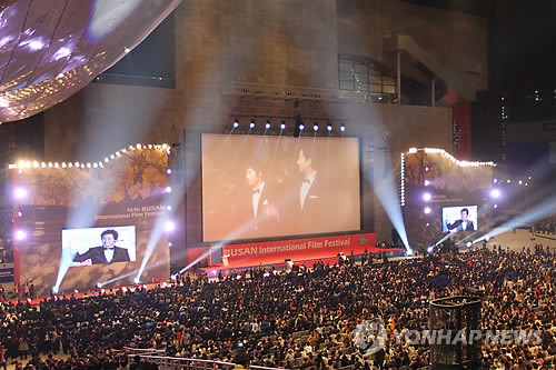 ▲ 6일 제16회 부산국제영화제(BIFF) 개막식이 열린 부산 해운대구 우동 '영화의 전당' 야외극장에 관객들이 가득 찬 가운데 배우들이 입장하고 있다.