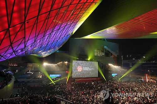 ▲ 제16회 부산국제영화제(BIFF) 개막식이 6일 부산 해운대구 우동 '영화의 전당' 야외극장에서 열렸다. 초대형 지붕 아래에 설치된 12만개의 LED 조명이 화려한 야경을 연출하고 있다.