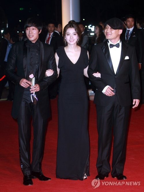 ▲ 배우 소지섭, 한효주, 송일곤 감독이 6일 오후 부산시 해운대구 영화의 전당에서 열린 제16회 부산국제영화제(BIFF) 개막식에 참석해 레드카펫을 밟고 있다.