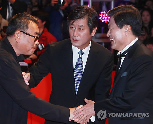 ▲ 여균동 감독(왼쪽부터), 이용관 위원장, 허남식 부산시장이 6일 오후 부산시 해운대구 영화의 전당에서 열린 제16회 부산국제영화제(BIFF) 개막식에 참석해 인사를 나누고 있다.