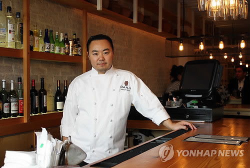 ▲ `미슐랭의 별' 받은 김훈이씨 "한식 세계화는 필연"(뉴욕=연합뉴스) 이상원 특파원 = 세계적 권위를 자랑하는 레스토랑 안내서 '미슐랭 가이드'로부터 한식당으로는 처음으로 '별 등급'을 받은 뉴욕 맨해튼 `단지'의 쉐프 겸 사장인 김훈이씨가 6일(현지시간) 자신의 식당에서 포즈를 취하고 있다. 김씨는 연합뉴스와의 인터뷰에서 "한식 세계화는 가능성보다는 당연히 그렇게 되는 `필연'에 해당한다"고 말했다. ⓒ