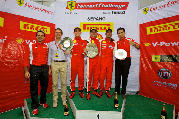 ▲ 페라리 챌린지 레이스 '코파 쉘 클래스'에서 2위를 차지한 김택성 선수(왼쪽 세번째)와 시상식에 참석한 갈리에라 수석 부사장(왼쪽 두번째).