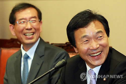 ▲ 박원순 서울시장 후보와 민주당 손학규 대표가 7일 오전 중구 서울시의회를 방문해 서울시 민주당 의원들과 면담을 하고 있다.ⓒ연합뉴스