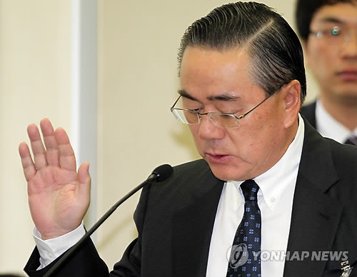 ▲ 조남호 한진중공업 회장이 7일 오후 국회에서 열린 고용노동부 국정감사에 증인으로 출석해 증인선서를 하고 있다. ⓒ연합뉴스