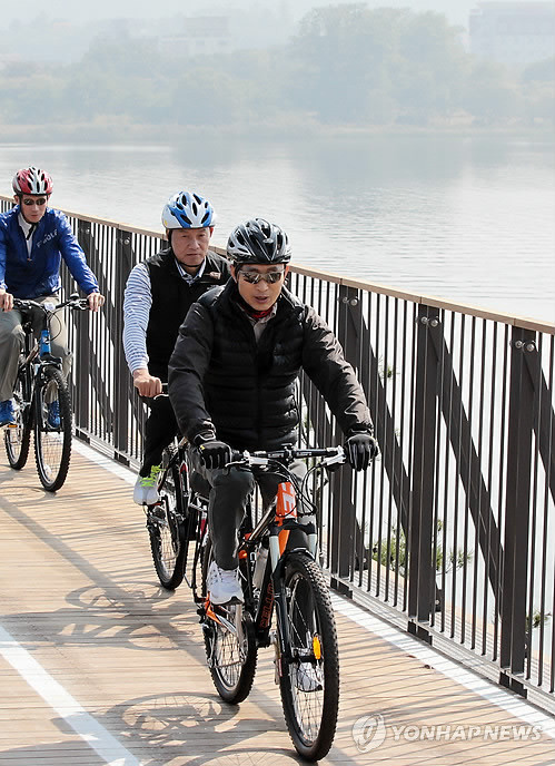 ▲ (서울=연합뉴스) 김병만 기자 = 이명박 대통령이 8일 경기도 양평군 양서문화체육공원에서 열린 남한강 '자전거 길' 길트임 기념행사를 마친 후 라이더들과 양수리 강변을 자전거를 타고 달리고 있다.ⓒ