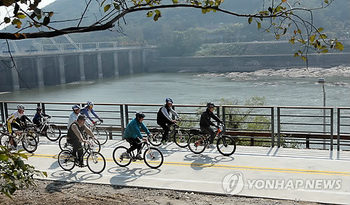 ▲ (서울=연합뉴스) 김병만 기자 = 이명박 대통령이 8일 경기도 양평군 양서문화체육공원에서 열린 남한강 '자전거 길' 길트임 기념행사를 마친 후 라이더들과 양수리 강변을 자전거를 타고 달리고 있다.ⓒ