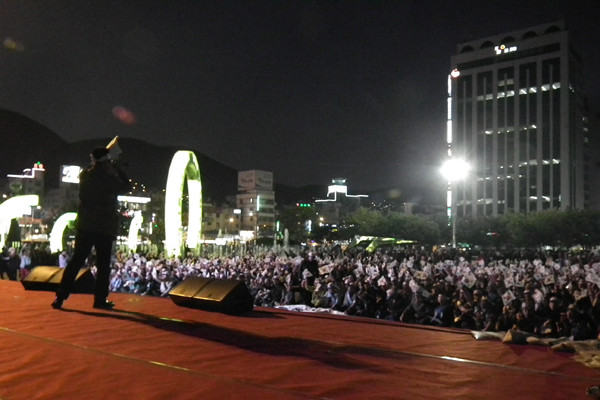 ▲ 오후 6시 경 부산역 광장에 모인 시민단체 회원들. 이들은 