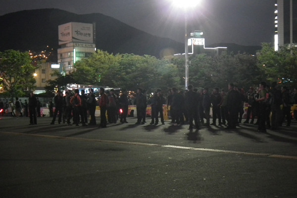 ▲ 오후 6시가 넘어도 부산역광장에는 '희망버스 시위대'가 나타나지 않았다. 대신 이처럼 '희망버스 시위대'로 추정되는 이들이 서로 인사를 나누며 집회를 지켜보고 있었다.