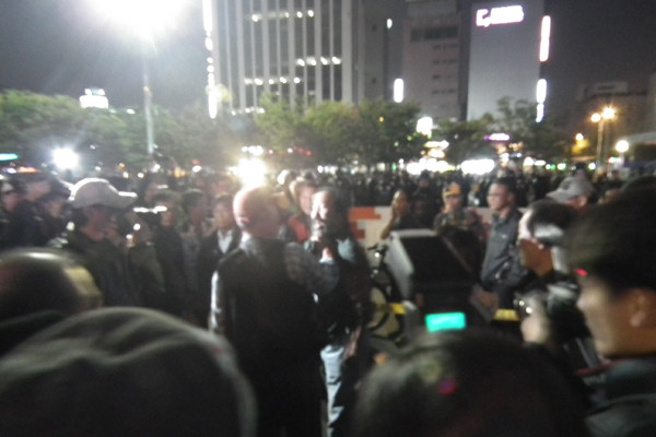 ▲ '희망버스 시위대'로 보이는 이(사진 속 수염 기른 사람)가 부산시민단체 집회를 비난하다 멱살을 잡혔다. 그는 달려온 경찰 덕에 화를 면했다.