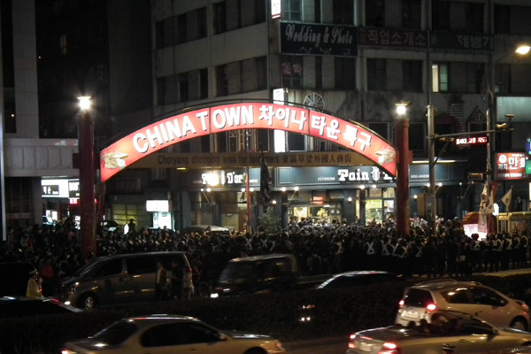 ▲ 오후 7시 경 부산역 광장 맞은편 차이나타운을 점령한 '희망버스 시위대'. 이들은 부산역광장 집회를 포기하고 곧바로 남포동 PIFF 광장으로 향했다.