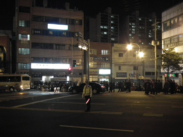 ▲ 8일 오후 11시 현재 부산 영도구 봉래동 교차로에서 대기 중인 부산시민단체들과 애국단체, 영도구민들. 이들은 