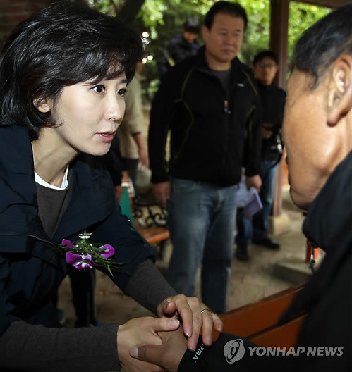 ▲ 한나라당 나경원 서울시장 후보가 9일 오전 서울 신당동 장충고등학교 운동장에서 열린 제31회 중구청장기 국민생활체육 축구대회 개막식에서 관계자들과 악수하고 있다.ⓒ연합뉴스