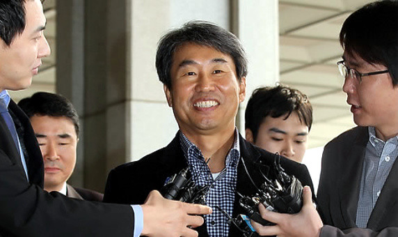 ▲ 이국철 SLS그룹 회장으로부터 10년간 10억원 넘는 금품을 받았다는 의혹을 받고 있는 신재민 전 문화체육관광부 차관이 9일 오전 서울 서초구 서초동 서울중앙지검에 출석하며 취재진의 질문을 받고 있다. ⓒ 연합뉴스