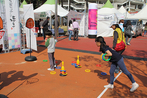 ▲ 제92회 전국체육대회 기간에 주 경기장인 고양종합운동장 앞에는 다양한 먹거리와 볼거리가 마련돼 각 시·도 선수단과 관람객의 발길을 붙잡고 있다. ⓒ 뉴데일리