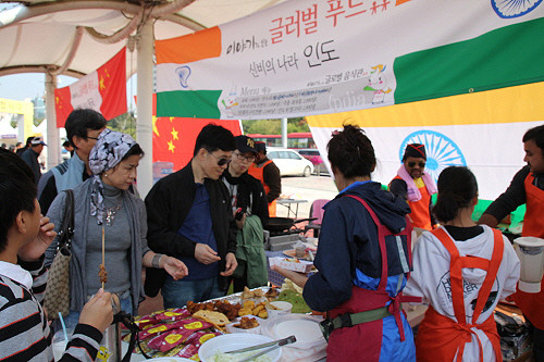 ▲ 종합운동장과 체육관 앞 광장에서는 ‘이야기가 있는 향토음식관’이 6개 테마별로 운영되고 있다. 사진은 다문화음식을 체험할 수 있는 ‘글로벌 푸드’ 코너. ⓒ 뉴데일리