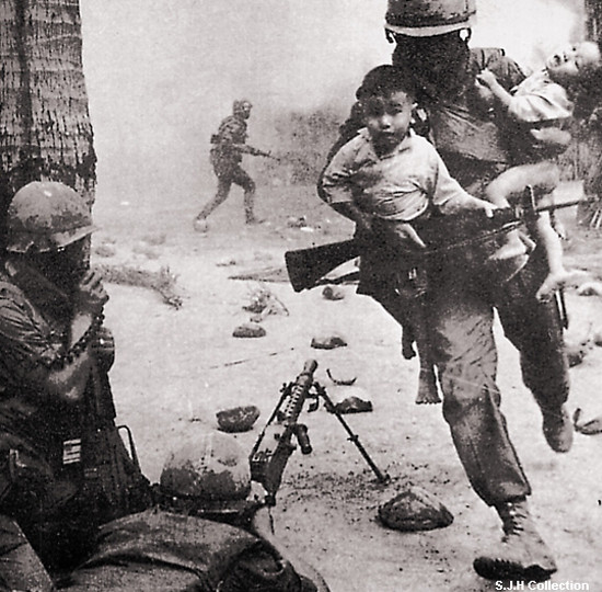 ▲ 월남전 참전 한국군 병사가 포연 속에서 월암 아이 두 명을 구해 뛰고 있다. 뉴데일리는 이 사진 월남전 참전 용사의 신상을 찾고 있다.ⓒ