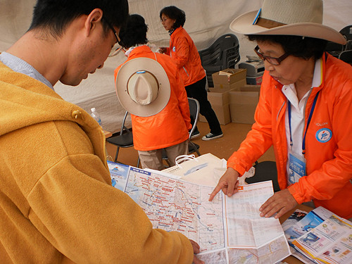 ▲ 고양종합운동장을 비롯한 도내 각지의 전국체전 경기장에는 자원봉사자 3500명과 학생경기보조요원 1194명이 대회 성공을 위해 애쓰고 있다. 9일 고양종합운동장을 찾은 관람객을 안내해주는 자원봉사자의 모습.ⓒ뉴데일리