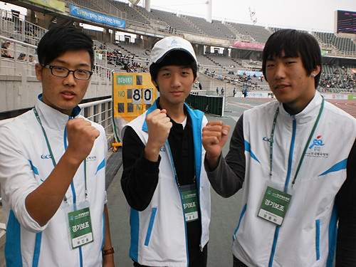 ▲ 고양종합운동장에서 학생경기보조요원으로 자원봉사활동을 하는 경기영상과학고의 이준오(2학년), 허진솔(2학년), 정동하(1학년) 군 등 세 명이 파이팅 자세를 취하며 사진촬영을 하고 있다.ⓒ뉴데일리
