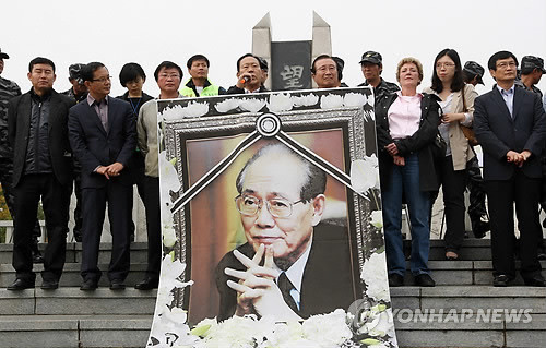 ▲ (파주=연합뉴스) 장희재 기자 = 자유북한운동연합 회원들이 10일 오전 경기도 파주시 임진각 망배단에서 고 황장엽 전 조선노동당 비서 타계 1주년을 기념해 추모식을 하고 있다.ⓒ