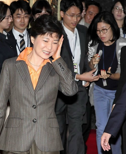 ▲ 한나라당 박근혜 전 대표가 10일 국회 본회의장으로 들어갈 때 취재진과 부딪힌 뒤 귀를 만지며 돌아서고 있다. 이날 사고는 본회의장 입구에서 취재진이 몰리면서 박 전 대표의 발언을 녹음하려던 한 여기자가 들고 있던 휴대전화가 박 전 대표의 왼쪽 귀와 부딪히면서 발생했다. ⓒ연합뉴스