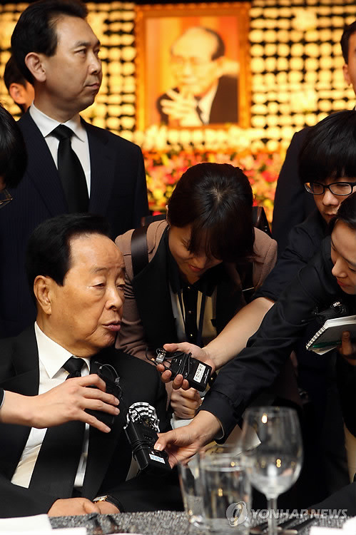 ▲ (서울=연합뉴스) 배정현 기자 = 김영삼 전 대통령이 10일 오후 서울 여의도 63빌딩에서 열린 故 황장엽 1주기 추도식에서 취재진들에게 둘러싸여있다.ⓒ