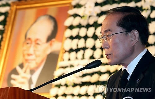 ▲ (서울=연합뉴스) 배정현 기자 = 이회창 전 자유선진당 대표가 10일 오후 서울 여의도 63빌딩에서 열린 故 황장엽 1주기 추도식에서 추도사를 하고 있다